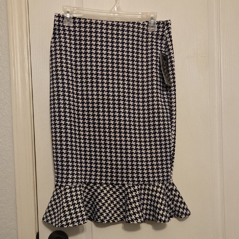 Houndstooth Ruffle Hem Skirt